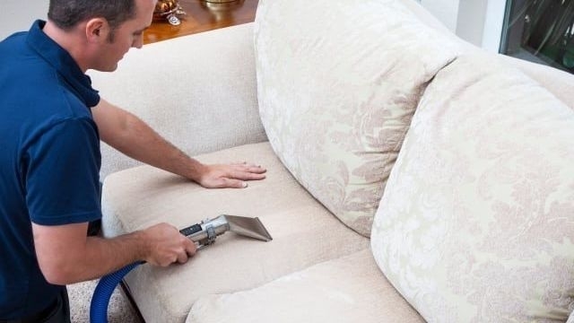 Как почистить мягкую мебель в домашних условиях