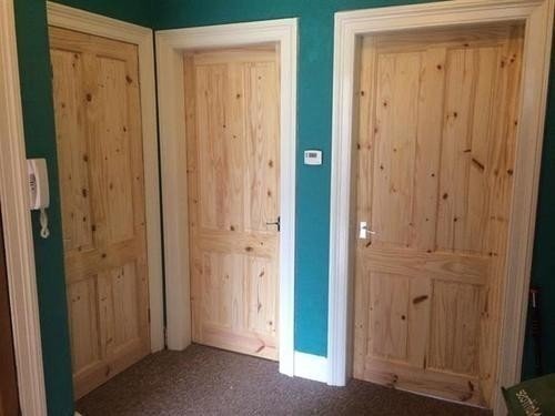 Деревянные межкомнатные двери в деревянном доме