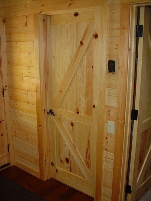 Дверь необработанная деревянная межкомнатная