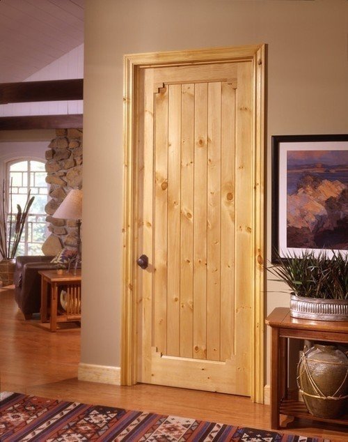 Простые деревянные двери межкомнатные из сосны