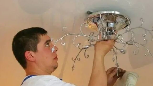 Как самостоятельно заменить галогенную или светодиодную лампу в потолочном светильнике