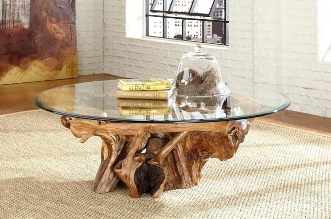Журнальный столик из дерева со стеклом