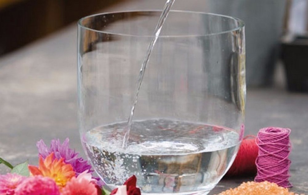 Стеклянная ваза с водой