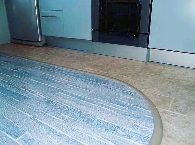 Плитка и ламинат на кухне на полу переход