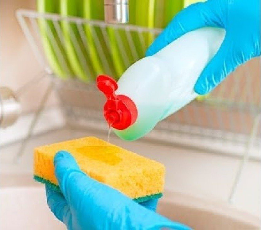 Средство для мытья посуды и губка