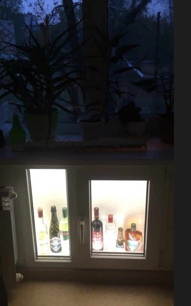 Холодильник под окном в хрущевке