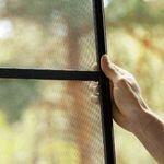 Как правильно установить москитную сетку на пластиковые окна?