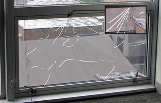Разбитый стеклопакет в пластиковом окне