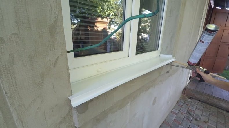 Монтажная пена на отливах окна