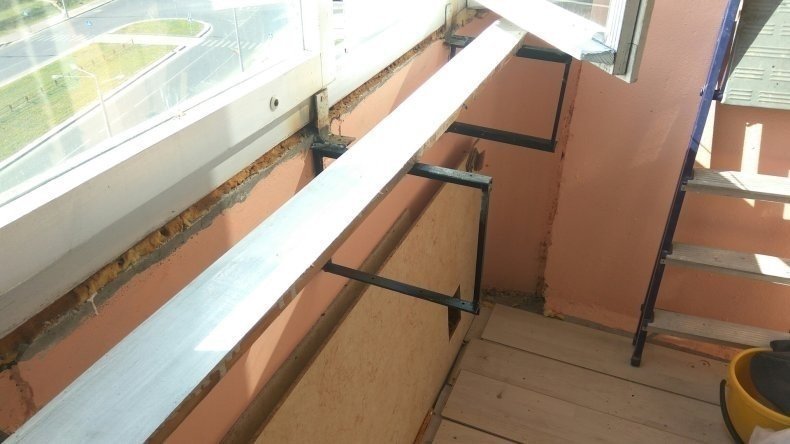Установка подоконника на балконе