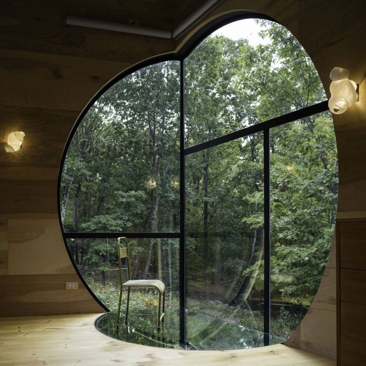 Дом с круглыми окнами
