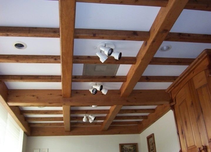 Деревянный потолок с балками
