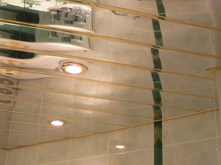 Реечный алюминиевый потолок зеркальный в ванной