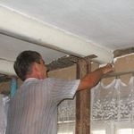 Как поднять провисший потолок в старом доме