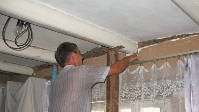 Как поднять провисший потолок в старом доме