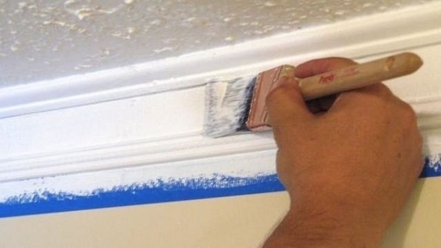 Как правильно покрасить потолочный плинтус из пенопласта