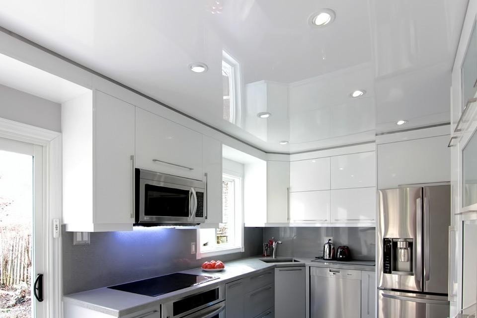 Белый глянцевый натяжной потолок с белой глянцевой кухней