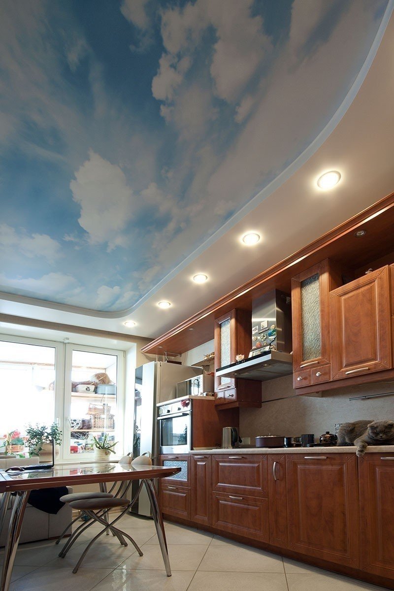 Дизайн натяжных потолков на кухне
