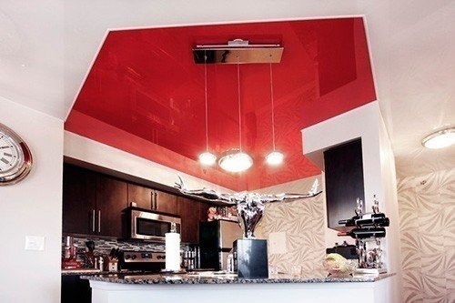Красный глянцевый потолок на кухне