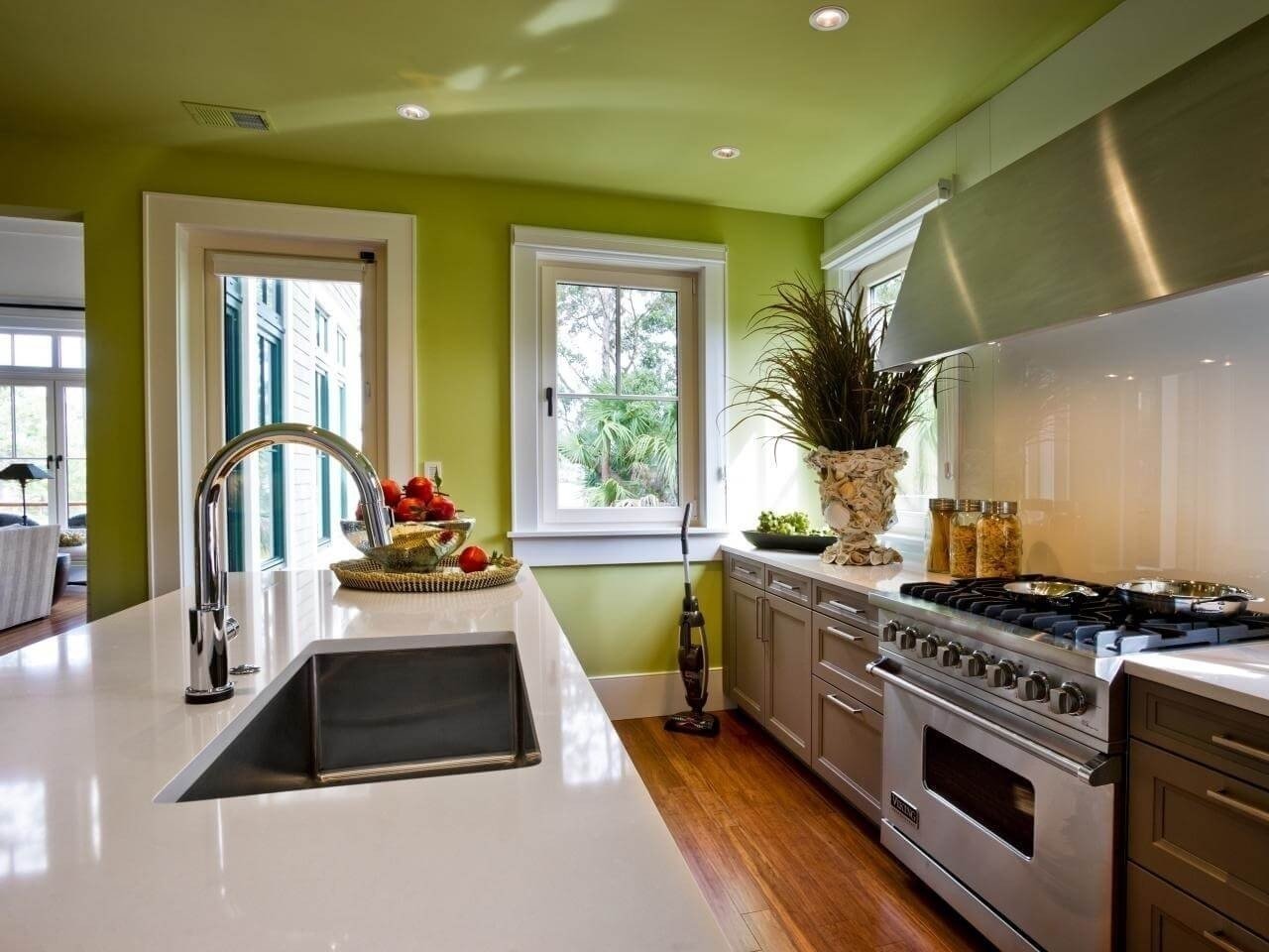 Кухня бело-фисташковая цвета в интерьере