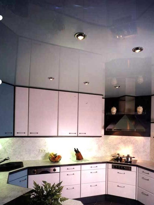 Кухонный гарнитур с глянцевым потолком