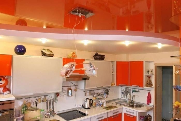 Натяжные потолки для кухни дизайн