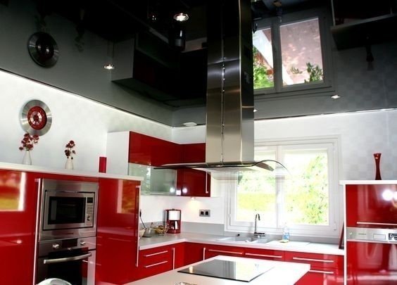 Натяжной потолок для черно красной кухни