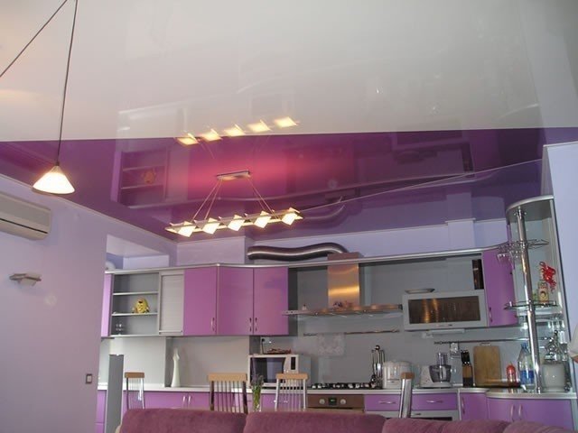 Сиреневый потолок натяжной на кухне