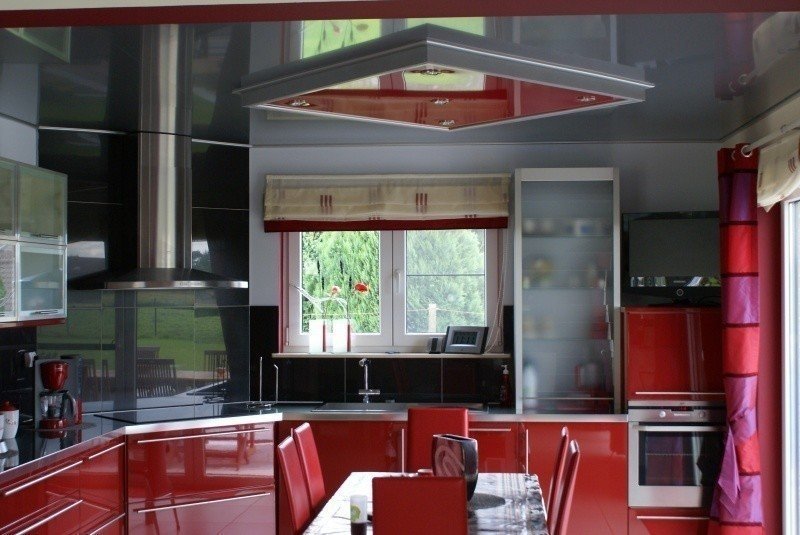 Черно красный потолок на кухню