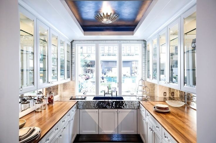 Дизайн узкой кухни с одним панорамным окном