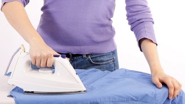 Как убрать блеск от утюга на одежде и как удалить ласы с брюк