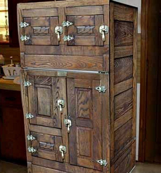 Старинный холодильник деревянный