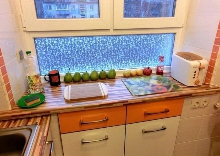 Холодильник под окном на кухне