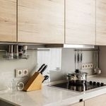 Дизайн кухонного помещения с мойкой из искусственного камня