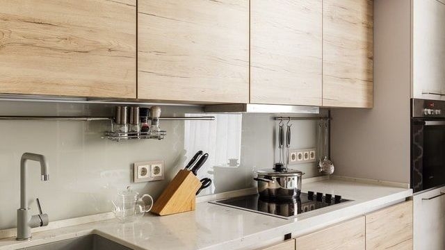 Дизайн кухонного помещения с мойкой из искусственного камня