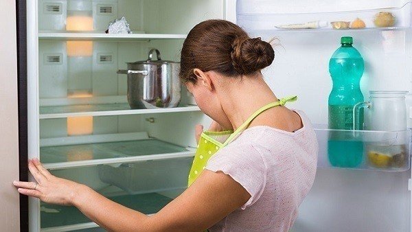 Пустой холодильник девушка