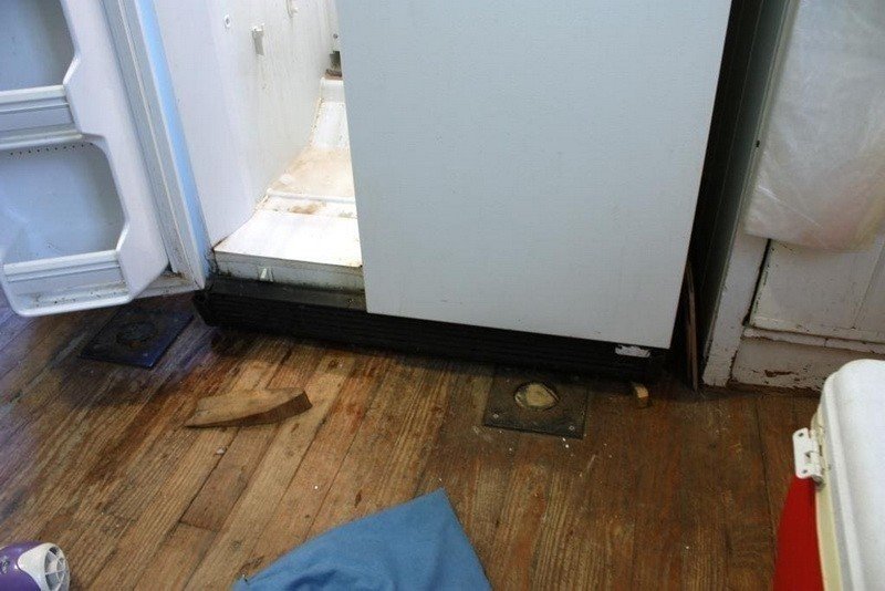 Холодильник самсунг течёт вода снизу