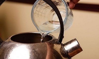 Чайник наливает воду