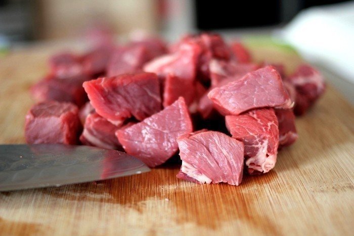 Нарезать мясо для плова