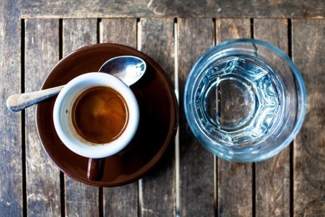 Кофе и стакан воды