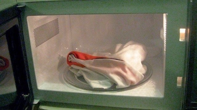 Как отстирать кухонные полотенца в микроволновке