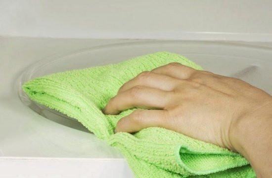 Зеленое мокрое полотенце на раковине