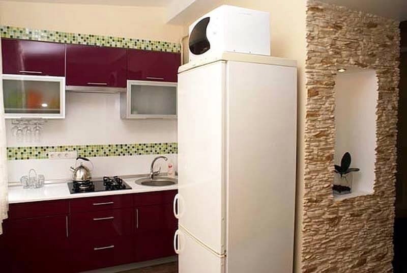 Холодильник напротив кухонного гарнитура