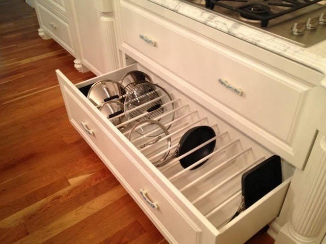 Хранение сковородок на кухне в выдвижном ящике