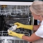 Как убрать запах из посудомоечной машины?