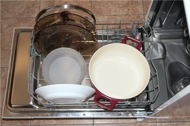 Белесая посуда из посудомоечной машины