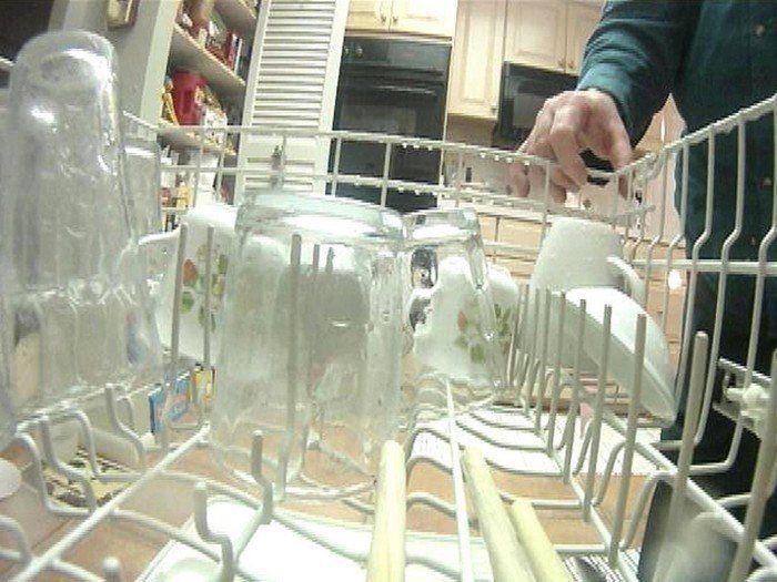 Грязная посуда в посудомоечной машине