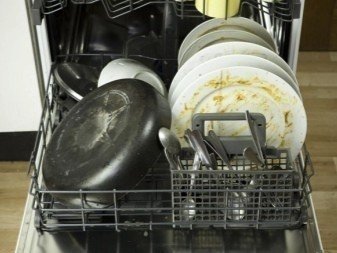 Посудомойка с грязной посудой