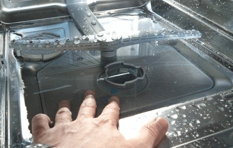 Вода в поддоне посудомоечной машины сименс