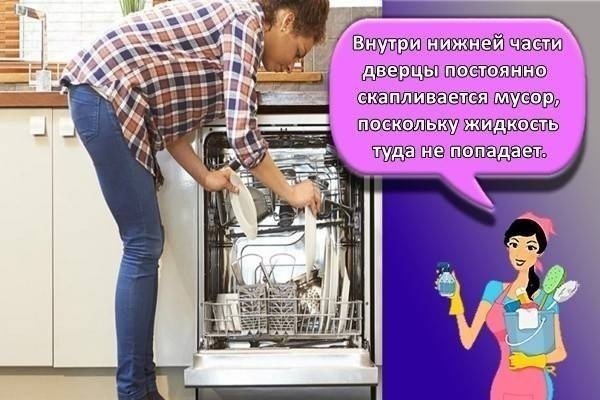 Женщина убирается машиной посудомоечной